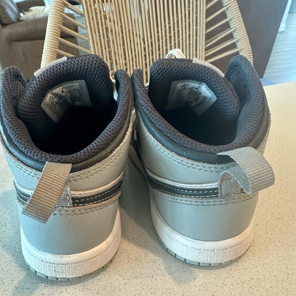 10c Mid Jordans